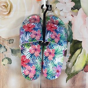 NWT Hawaiian 🌺 Style Slides